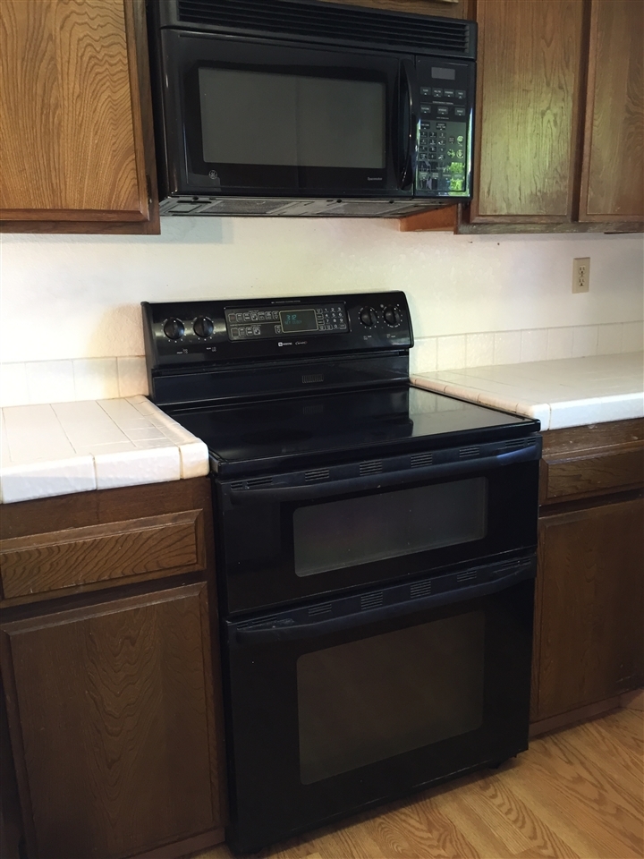 10810 Avenida Roberta Spring Valley, CA 91978 - Photo 20 of 25 MAYTAG GEMINI DOUBLE OVEN. YOU CAN HOST THANKSGIVING THIS YEAR!