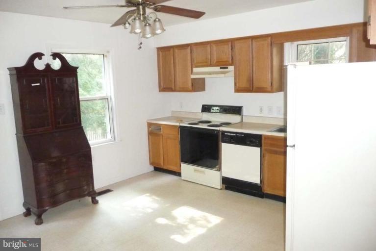 9203 Fort Foote Road Fort Washington, MD 20744 - Photo 2 of 7 Kitchen