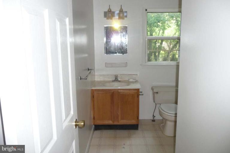 9203 Fort Foote Road Fort Washington, MD 20744 - Photo 5 of 7 Photo 2 of Main Level Bath