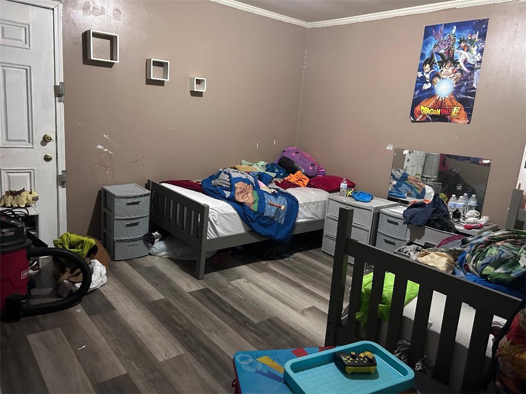 213 East Shockley Ferry Road Anderson, SC 29624 - Photo 17 of 20 This cozy bedroom features durable laminate flooring and classic crown molding, offering comfortable living.
