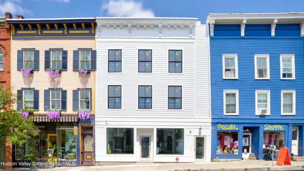 $2,800 | 432 Warren Street, Unit 2R, Hudson, NY 12534