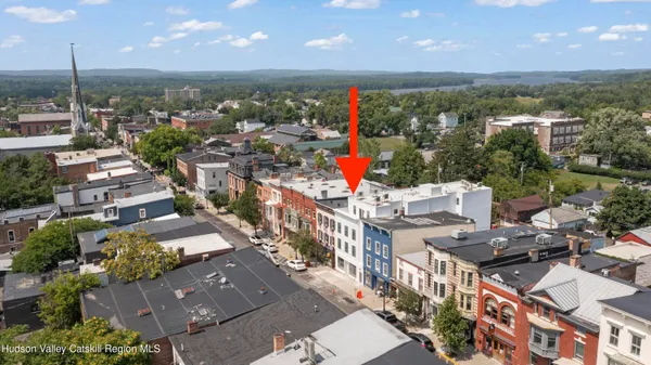 $2,800 | 432 Warren Street, Unit 2R, Hudson, NY 12534