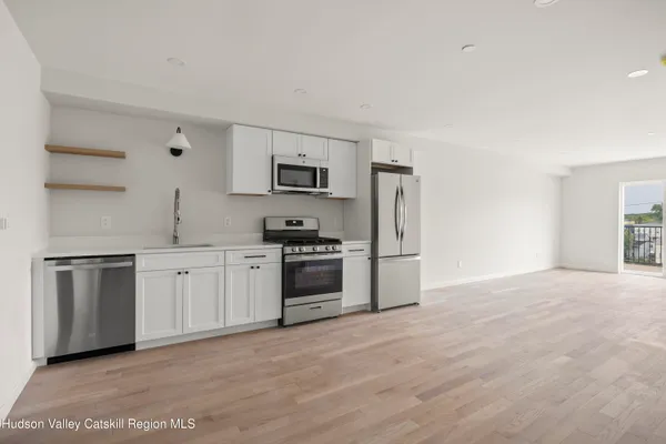 $2,800 | 432 Warren Street, Unit 2R, Hudson, NY 12534