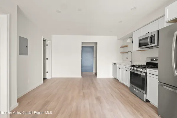 $2,800 | 432 Warren Street, Unit 2R, Hudson, NY 12534