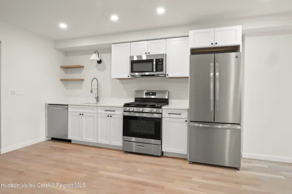 $2,800 | 432 Warren Street, Unit 2R, Hudson, NY 12534