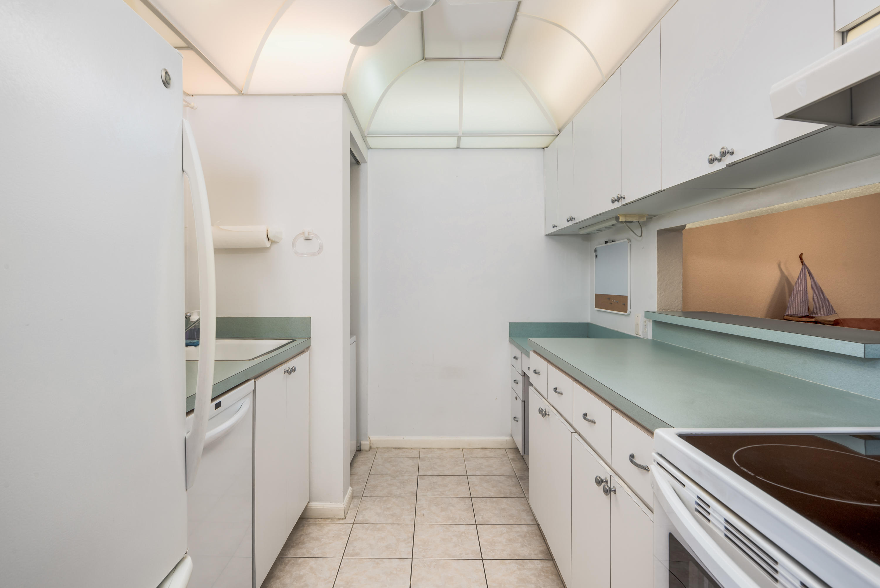 806 Southwest 9th St Circle, Unit 103 Boca Raton, FL 33486 - Photo 10 of 25 010_Kitchen