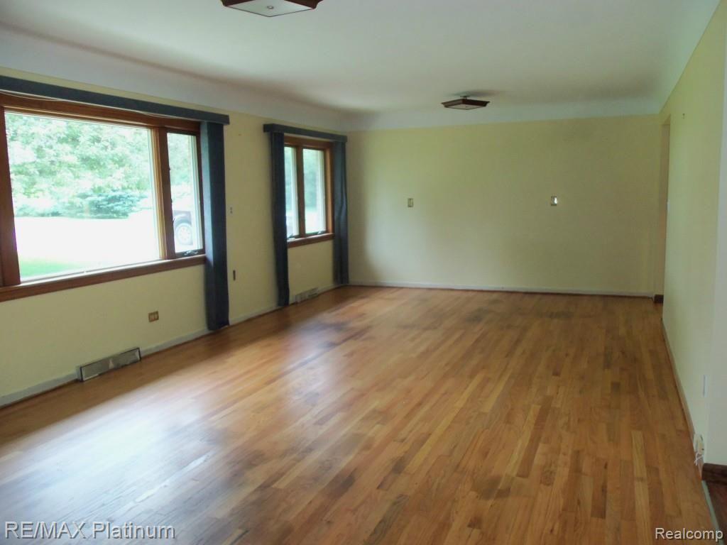 9000 Brophy Road Howell, MI 48855 - Photo 3 of 14 Gallery Image 3