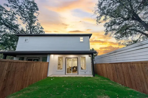 a view of a house with backyard and porch