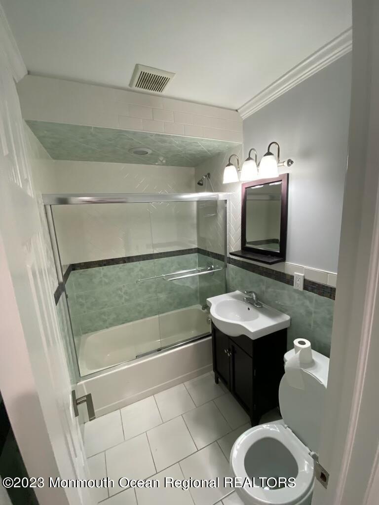 258 Norgrove Avenue Long Branch, NJ 07740 - Photo 15 of 16 a bathroom with a sink toilet and tub