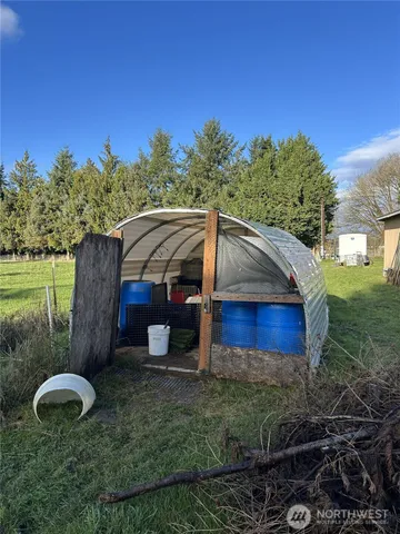 a view of a house with backyard