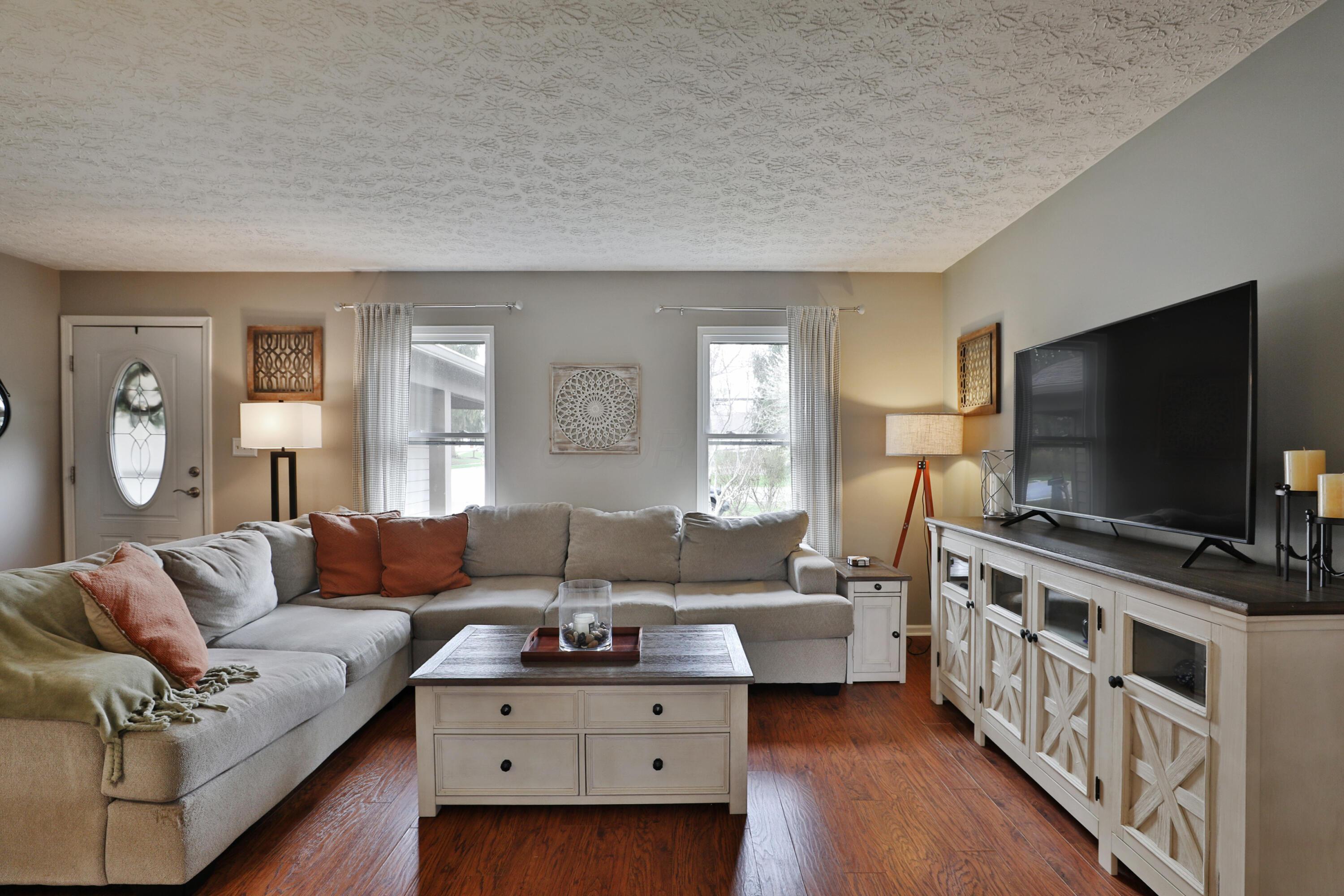 7044 Linworth Road Columbus, OH 43235 - Photo 6 of 48 Living room