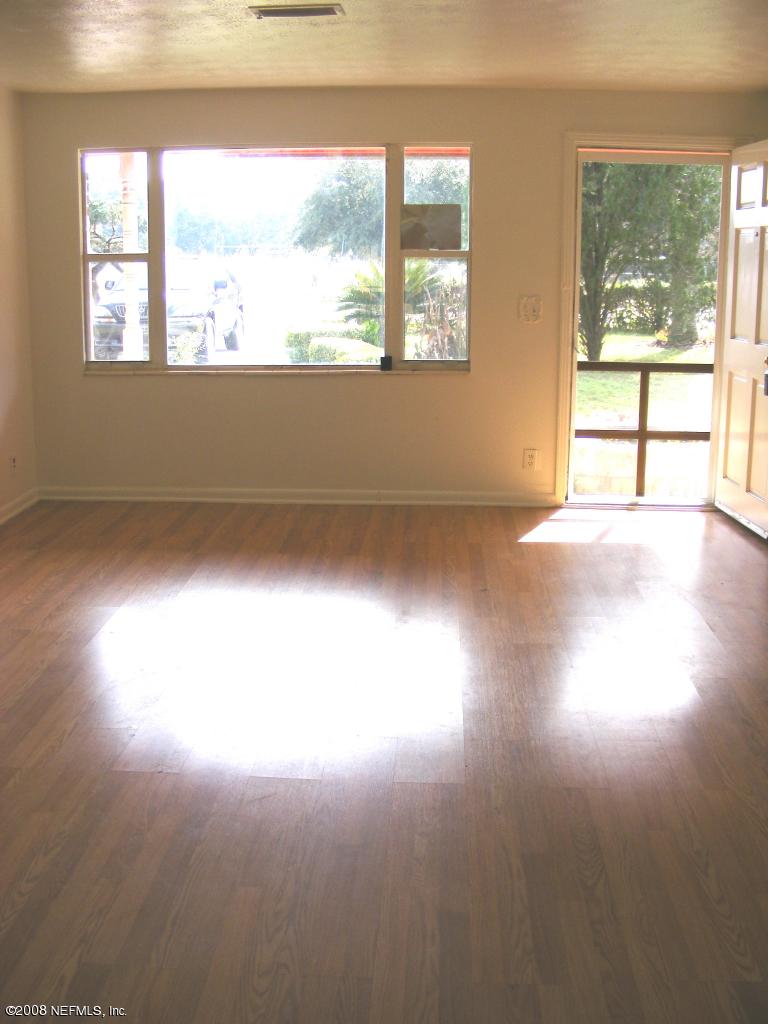 7044 Richardson Road Jacksonville, FL 32209 - Photo 2 of 10 Living Room