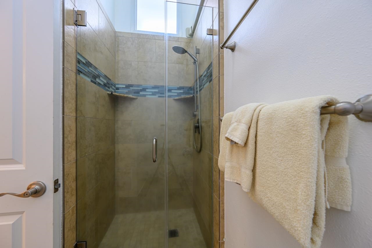 4909 Lower Honoapiilani Road, Unit D6 Lahaina, HI 96761 - Photo 17 of 47 a bathroom with a shower