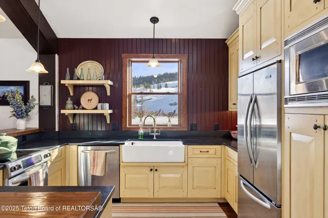 $2,970,000 | 14567 South Us Highway, Bondurant, WY 82922