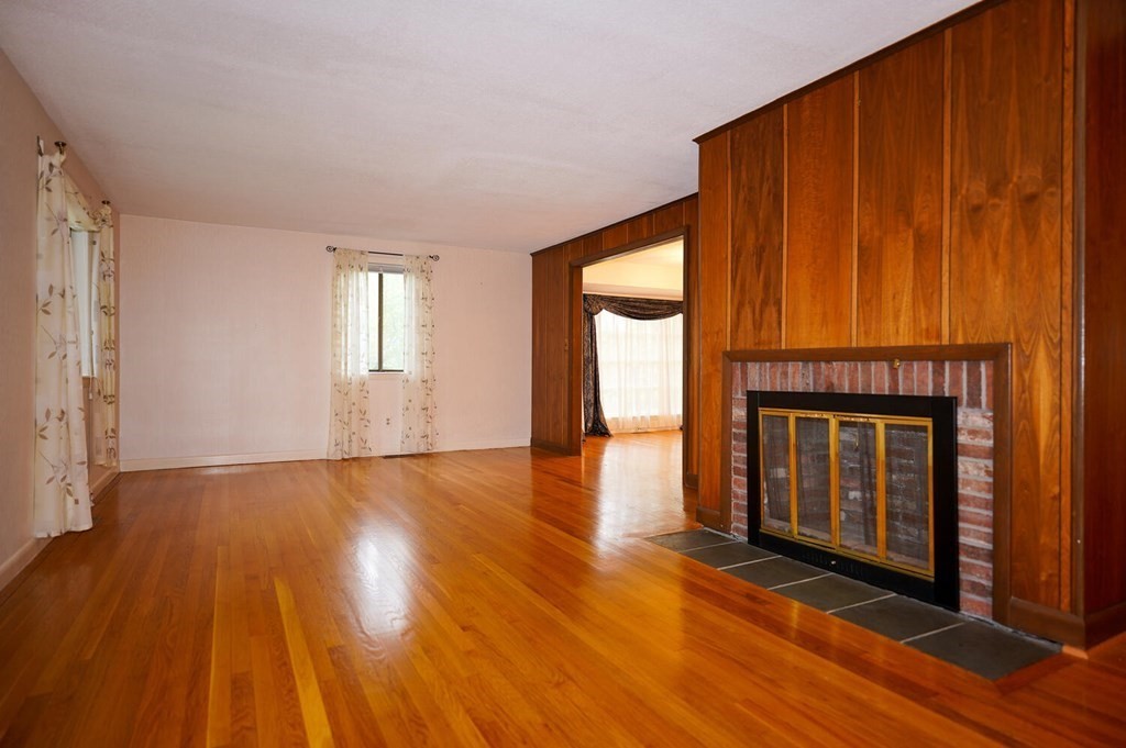 8 Coolidge Road Wayland, MA 01778 - Photo 3 of 33