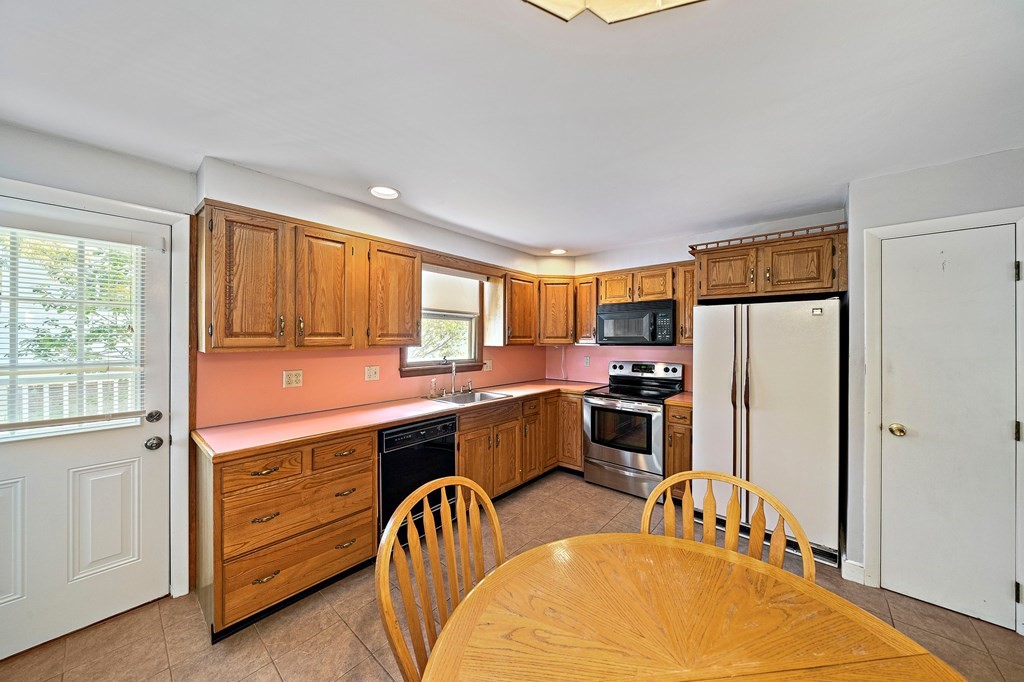 4 Robinwood Road Norwood, MA 02062 - Photo 4 of 36 Gallery Image 4