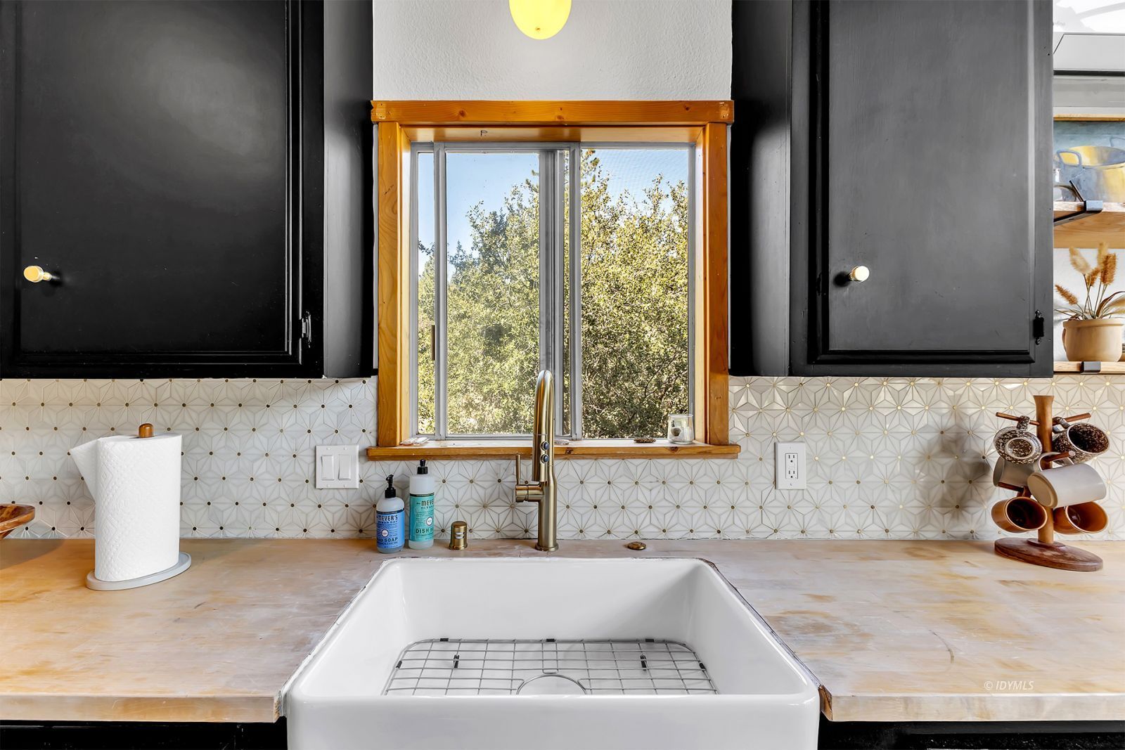 26870 Robin Drive Idyllwild, CA 92549 - Photo 34 of 68 a bathroom with a granite countertop sink and a bathtub