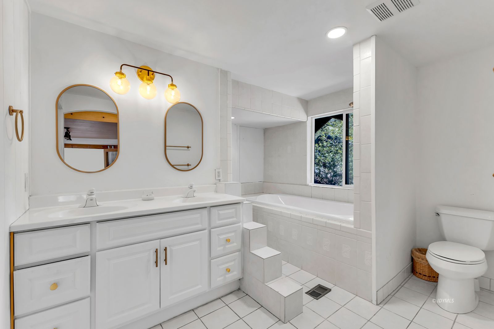 26870 Robin Drive Idyllwild, CA 92549 - Photo 53 of 68 a bathroom with 2 sink toilet and a mirror