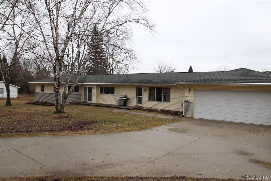 1005 Oakcrest Road Howell, MI 48843 - Photo 1 of 33 IMG_5805.jpg