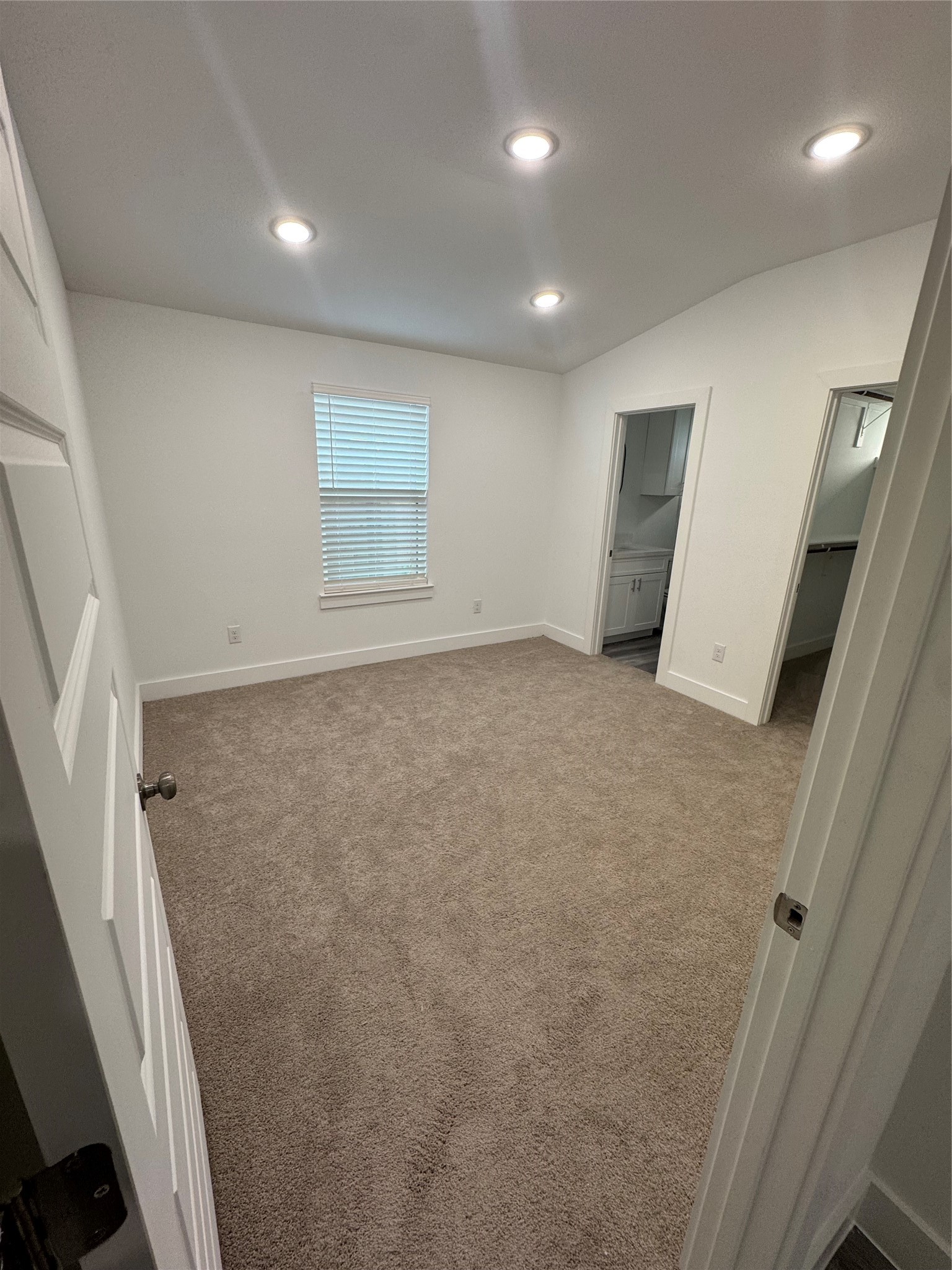 4604 Bricker Street, Unit A Houston, TX 77051 - Photo 9 of 15 en empty room with windows