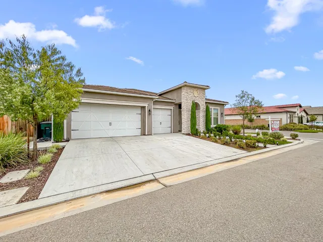 $649,000 | 2788 North Douglas Avenue, Fresno, CA 93727
