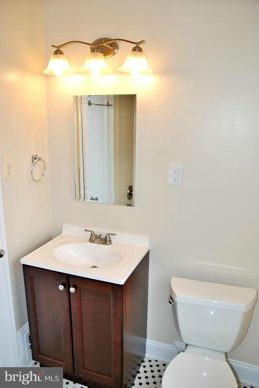 6210 Greentree Road Bethesda, MD 20817 - Photo 10 of 18 Upper Level Full Bath