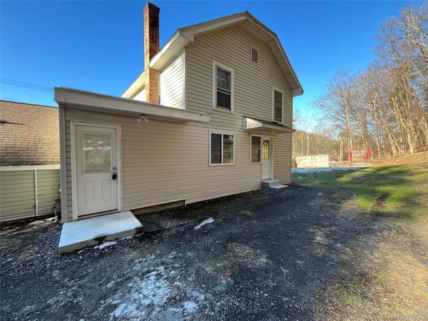 a view of a house with backyard