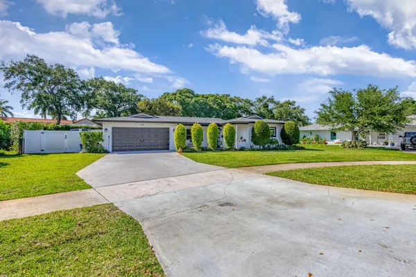 $5,500 | 932 Evergreen Drive, North Palm Beach, FL 33408