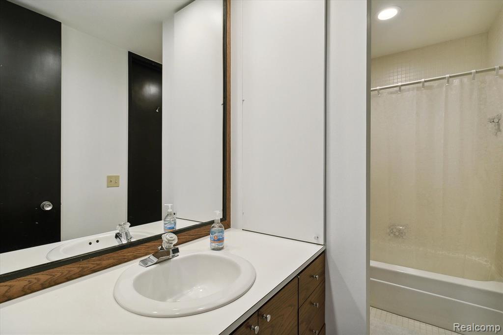 29252 Summerwood Road Farmington Hills, MI 48334 - Photo 33 of 51