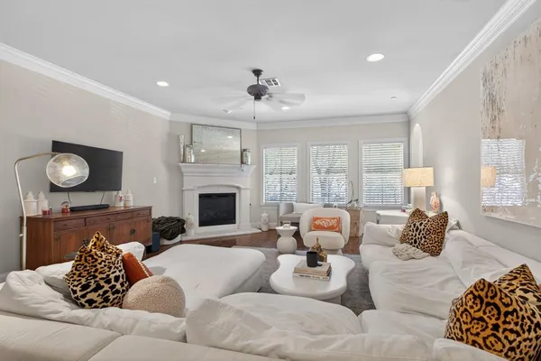 $5,995 | 5801 Hillcrest Avenue, Unit 6, University Park, TX 75205