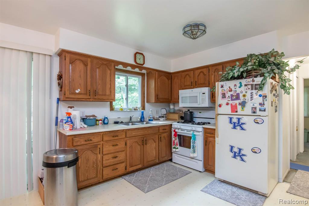 7534 Golf Club Road Howell, MI 48843 - Photo 12 of 25