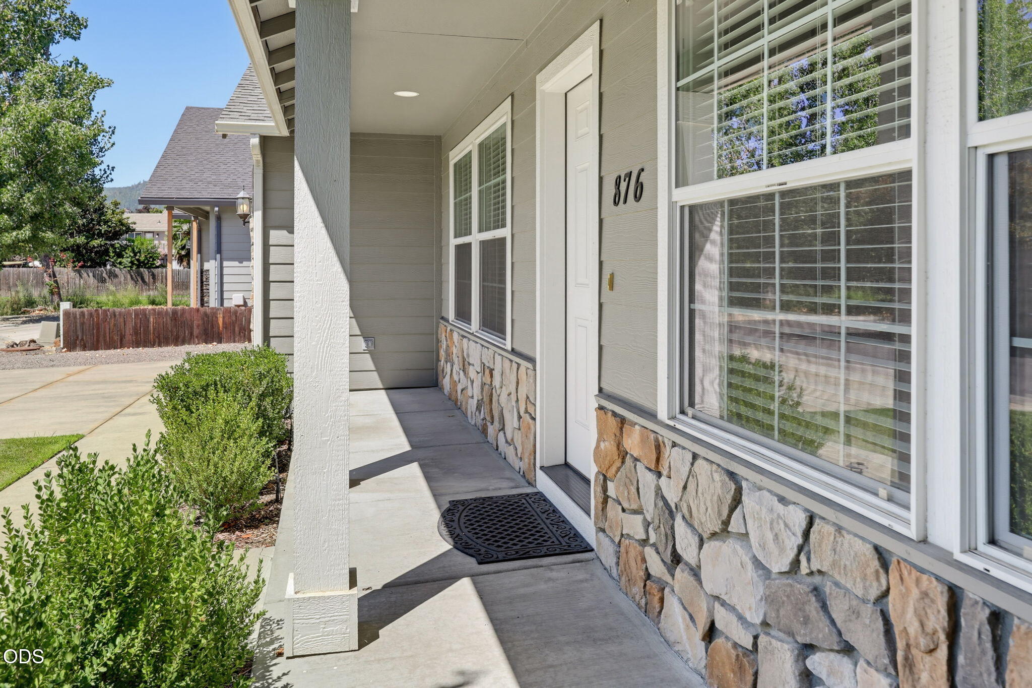 876 Holley Way Central Point, OR 97502 - Photo 3 of 37 Gallery Image 3