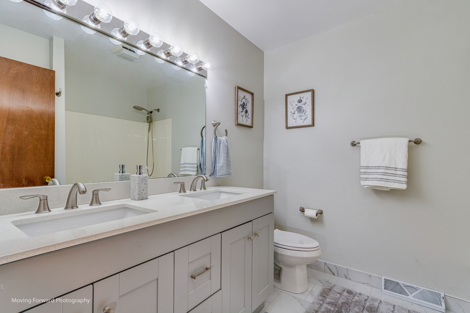37 Evergreen Road Streamwood, IL 60107 - Photo 19 of 36 a bathroom with a toilet a sink and mirror