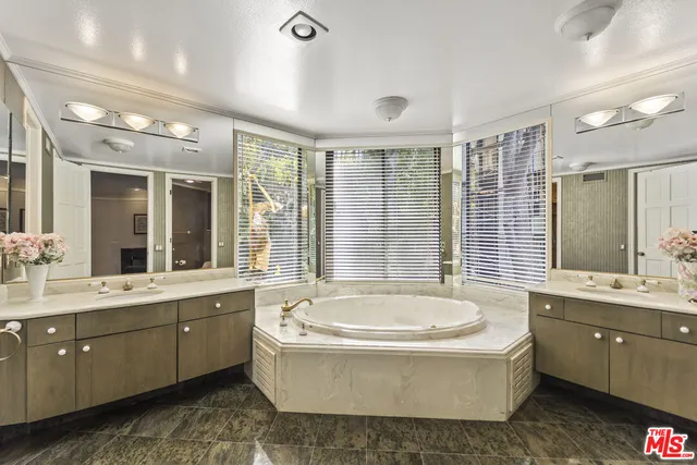 $1,399,990 | 4752 Park Encino Lane, Unit 212, Encino, CA 91436