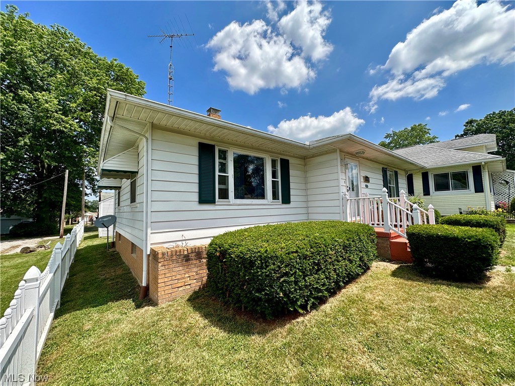 899 Roseland Road Alliance, OH 44601 - Photo 14 of 19 left side of home