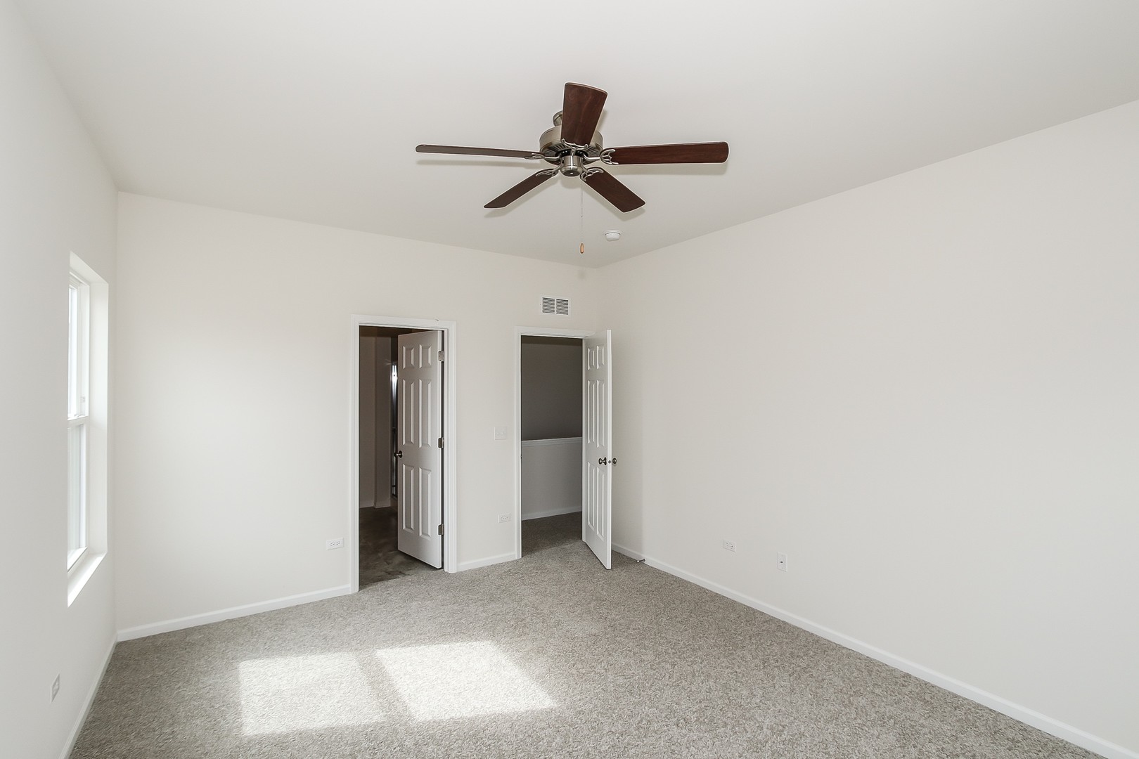 904 Sharp Drive, Unit 1593 Plano, IL 60545 - Photo 27 of 39 a view of empty room with ceiling fan