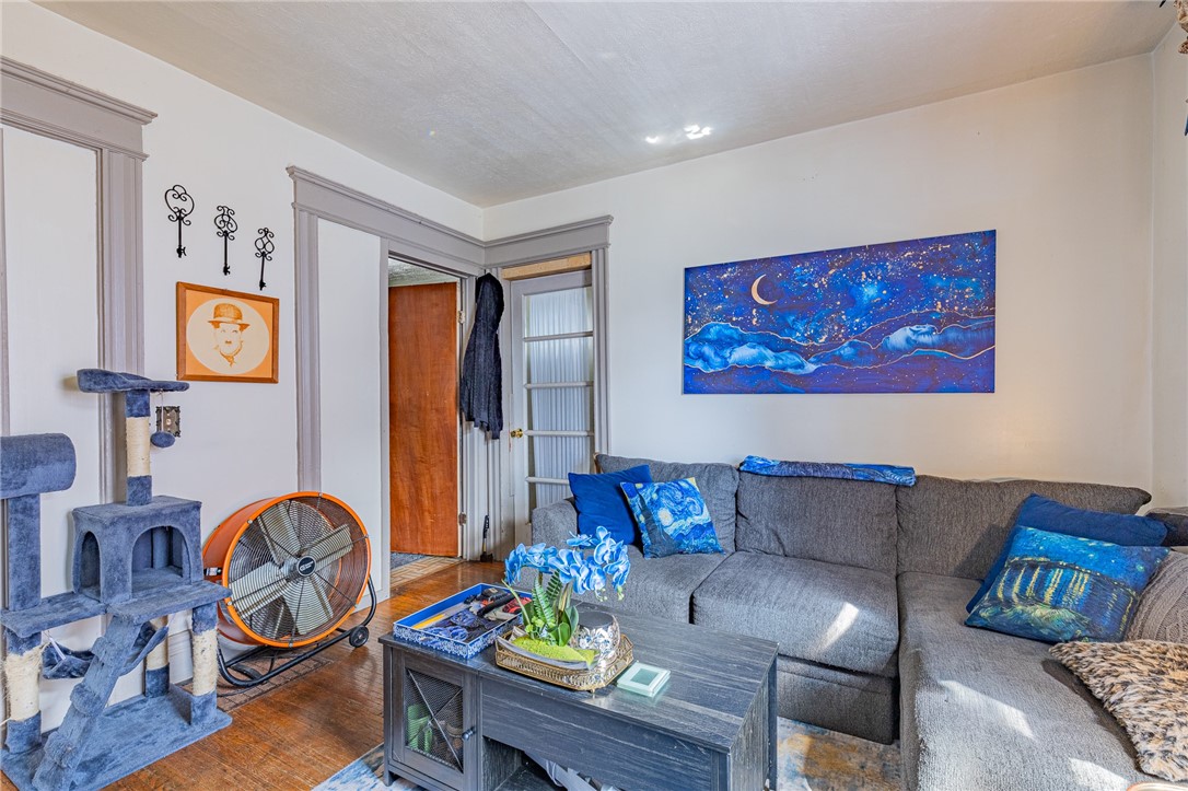 477 Parsells Avenue Rochester, NY 14609 - Photo 4 of 44