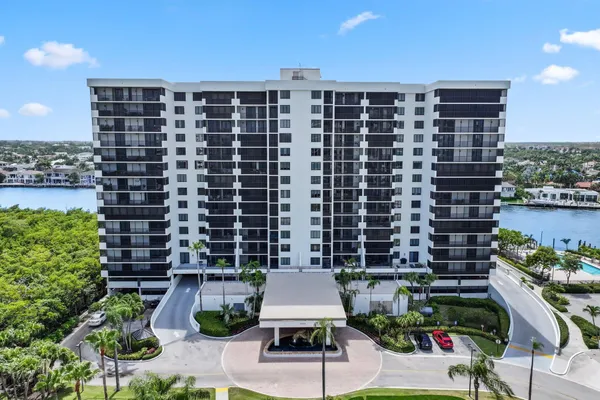 $925,000 | 3420 South Ocean Boulevard, Unit 4Z, Highland Beach, FL 33487