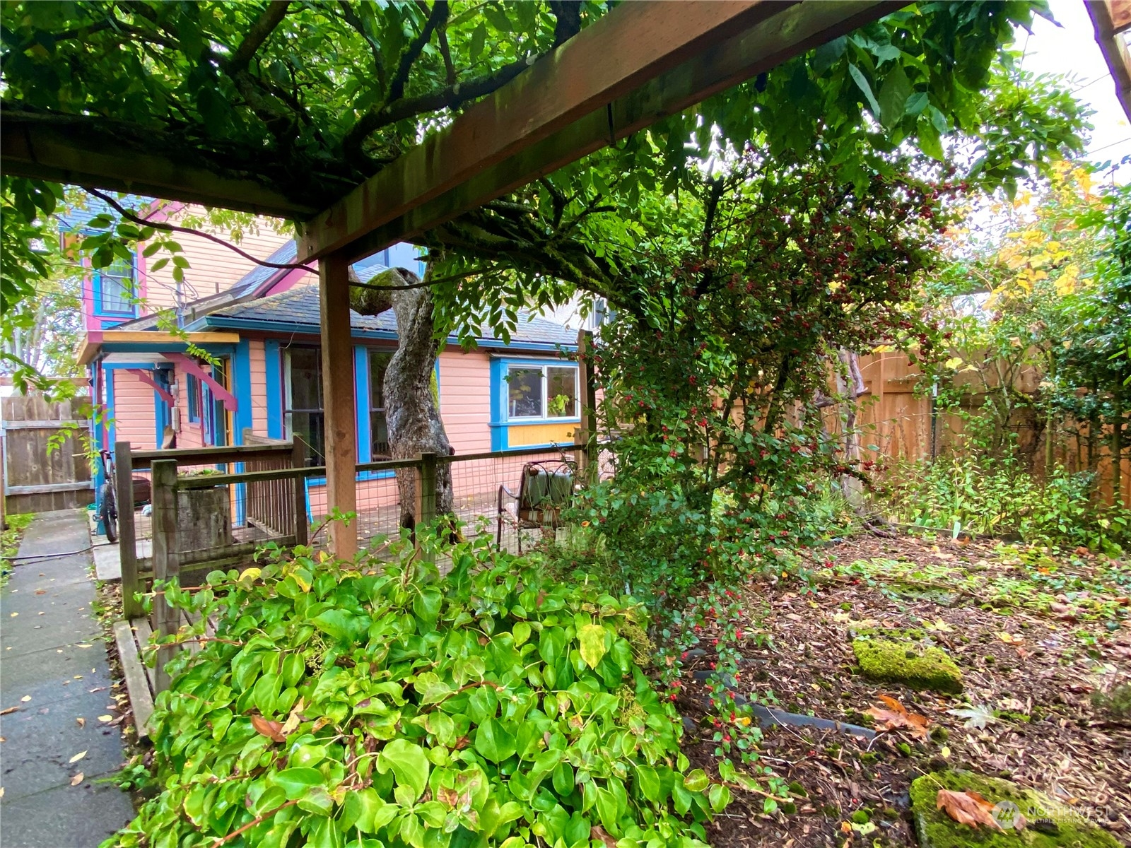 906 High Street Bellingham, WA 98225 - Photo 33 of 40 a front view of a house with garden
