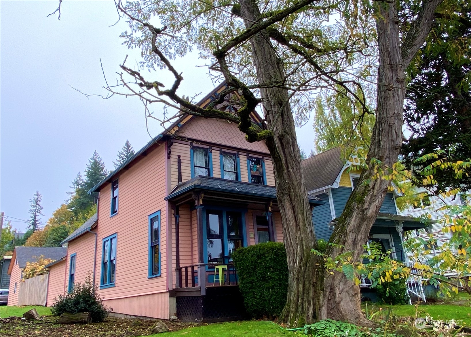 906 High Street Bellingham, WA 98225 - Photo 4 of 40 a view of a building with a tree