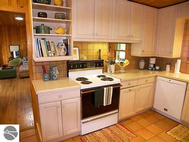 8204 South Dunns Farm Road Maple City, MI 49664 - Photo 22 of 42 1746385-21.JPG