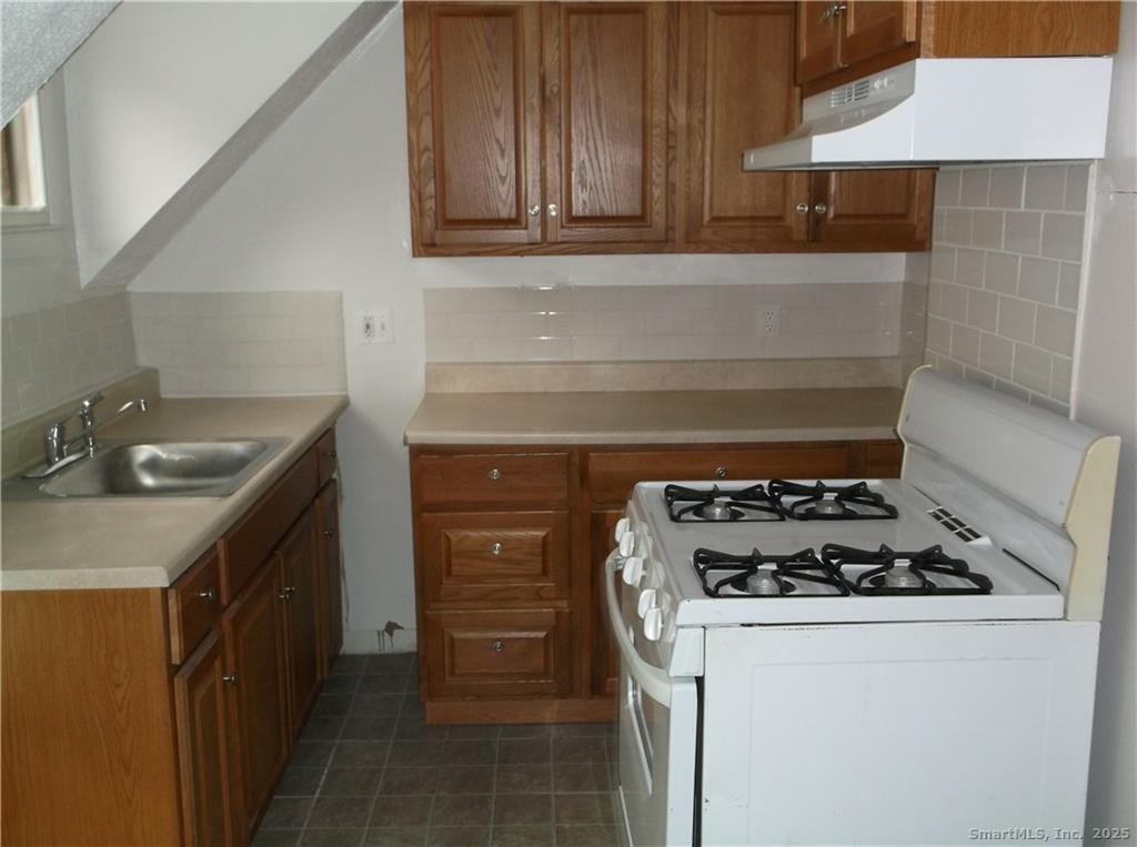 41 Baltic Street Norwich, CT 06360 - Photo 3 of 8