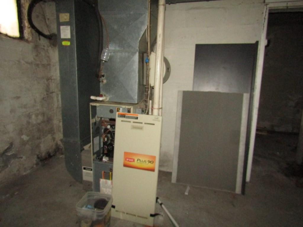 3825 Atkins Street Pittsburgh, PA 15212 - Photo 27 of 28 a utility room with dryer and washer