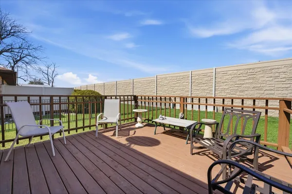 $259,000 | 227 Hillcrest Avenue, Unit A, Yorkville, IL 60560