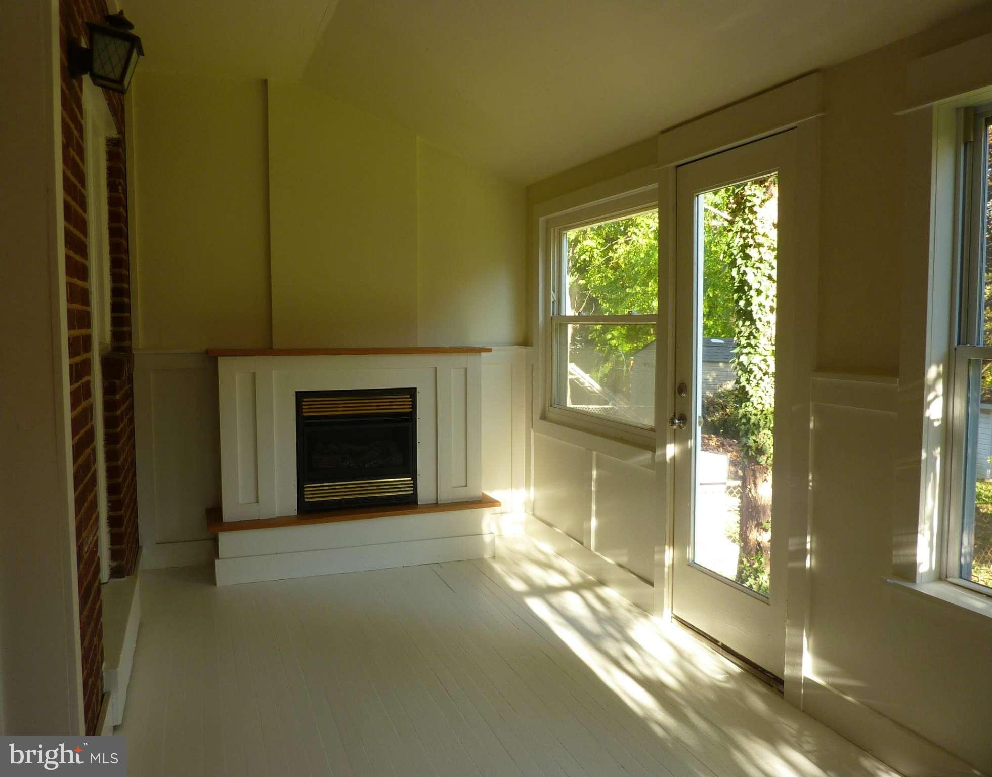 11937 Andrew Street Silver Spring, MD 20902 - Photo 8 of 25 Cozy Family Room