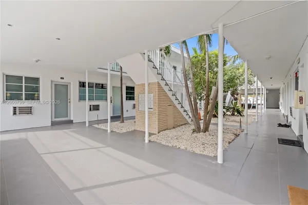 a view of an entryway with livingroom