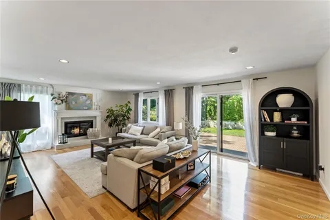 $2,850,000 | 8 Bolton Drive, Manhasset, NY 11030