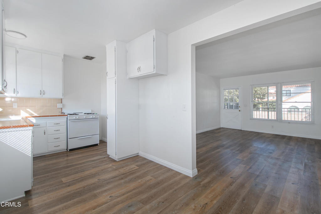 401 North Kenneth Road, Unit F Burbank, CA 91501 - Photo 5 of 18 IMG_5091