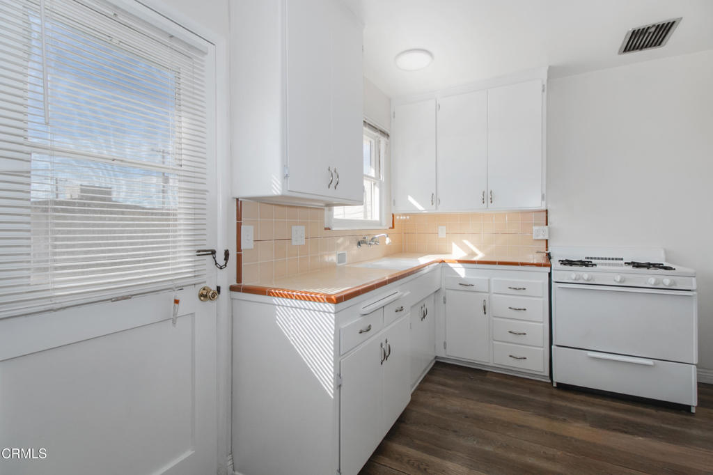 401 North Kenneth Road, Unit F Burbank, CA 91501 - Photo 6 of 18 IMG_5094