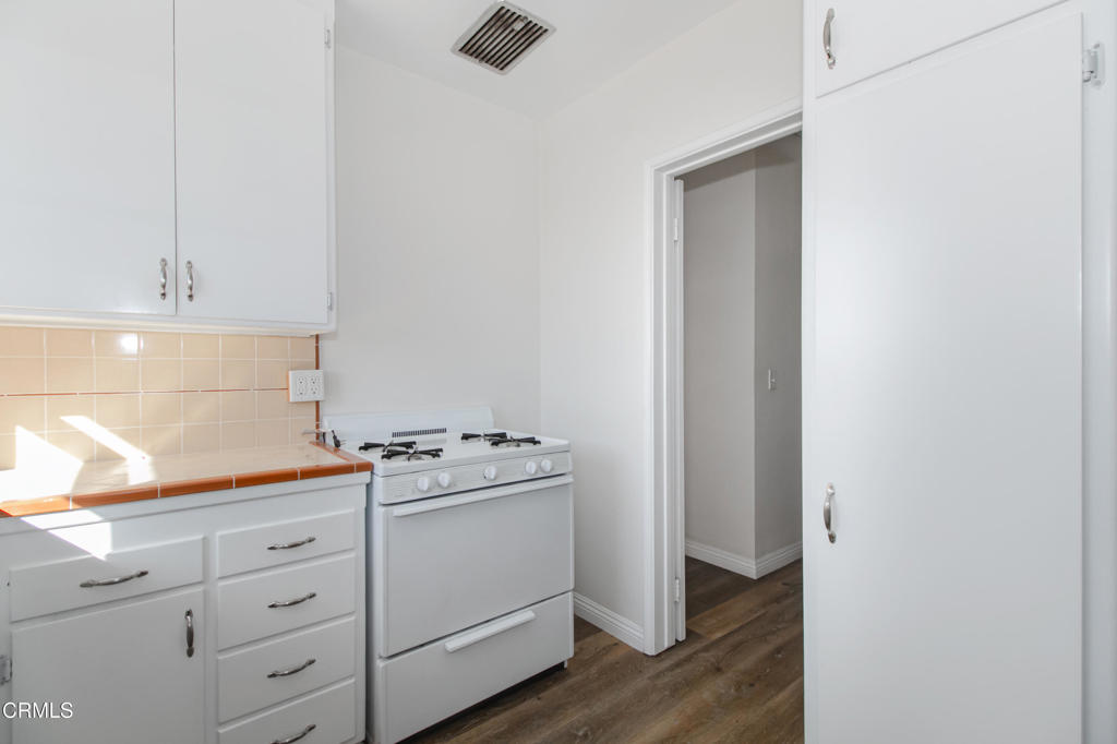 401 North Kenneth Road, Unit F Burbank, CA 91501 - Photo 7 of 18 IMG_5096